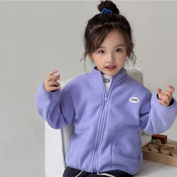 2023 Зимняя куртка из овечьего бархата, утолщенное теплое пальто для мальчиков и девочек 2-8 лет, корейская версия с буквенным принтом, модная детская одежда